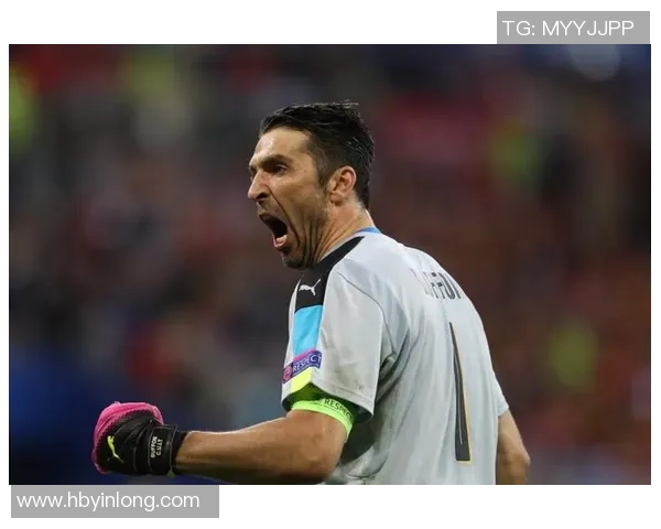 意大利街头热情亲吻足球明星视频引发网友热议与欢笑