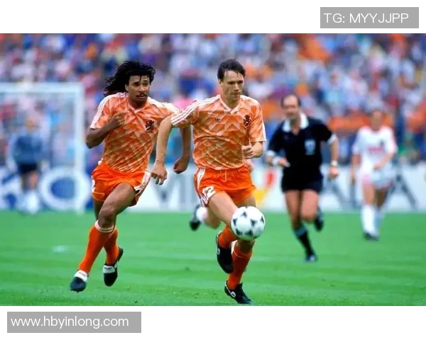 足球明星扔球衣瞬间定格展现激情与荣耀的完美结合